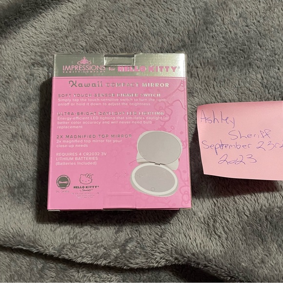 Hello Kitty Compact Mirror - Picture 2 of 2